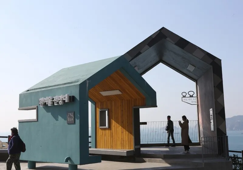 흰여울전망대에서 사진 찍는 여행객들. 김선식 기자