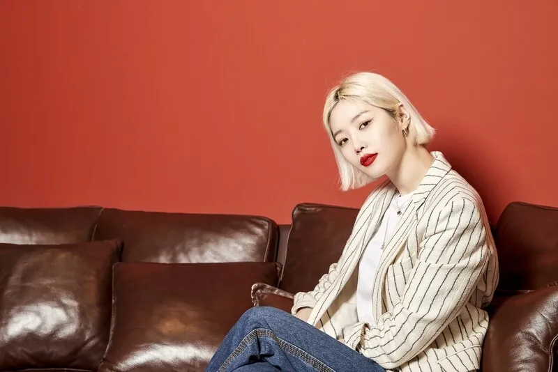 포즈 취하고 있는 김새롬. 사진 임경빈(스튜디오 어댑터)