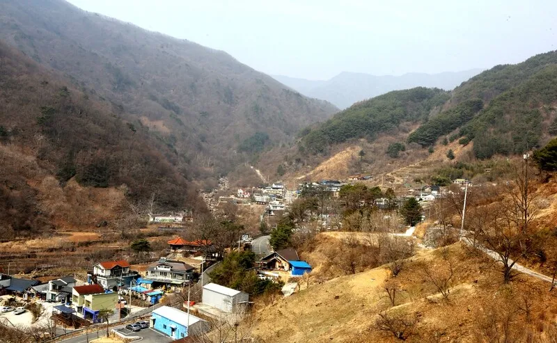 세석대피소 가는 길에서 본 의신마을. 김선식 기자.