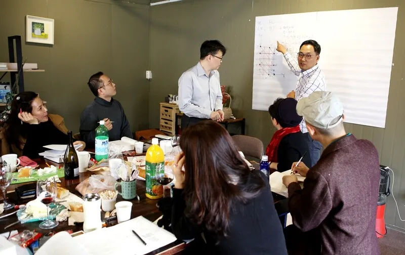 강병수 ‘수학 지옥’ 회원이 연습문제 풀이법을 설명하고 있다. 김선식 기자