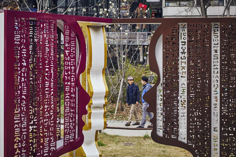 기자와 산책하며 인터뷰하고 있는 김용관 작가(사진 왼쪽). 사진 윤동길(스튜디오 어댑터 실장)