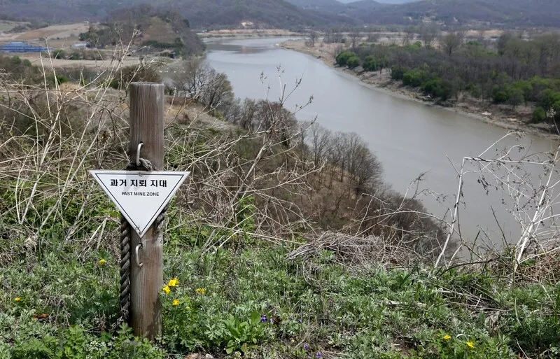  도라산 전망대. 망원경으로 북한 땅을 보는 외국인들. 김선식 기자
