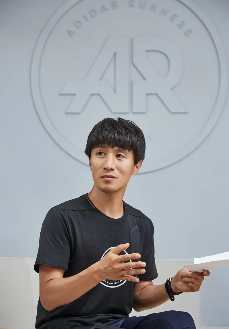 지난달 29일 ‘런베이스 서울’에서 달리는 자세를 설명하고 있는 박성찬 코치. 사진 경지은(스튜디오 어댑터)