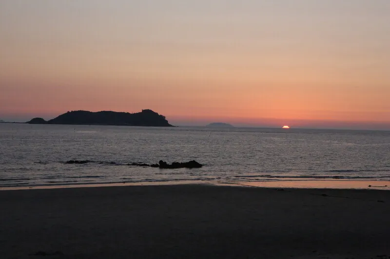 지난 11일 오후 충남 태안군 기지포해수욕장 입구에서 바라본 풍경. 김선식 기자