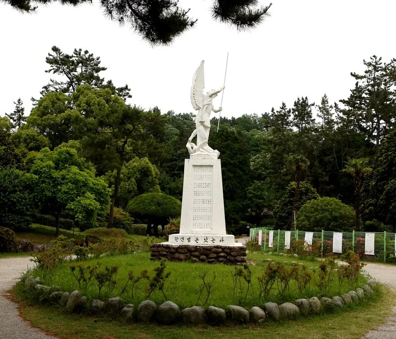 지난 5월30일 소록도 중앙공원 들머리 구라탑. 김선식 기자