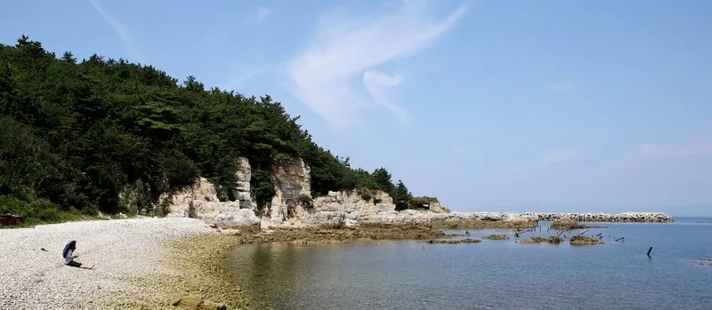 백령도 두무진 포구의 풍경. 용치가 드러나 있다. 김선식 기자