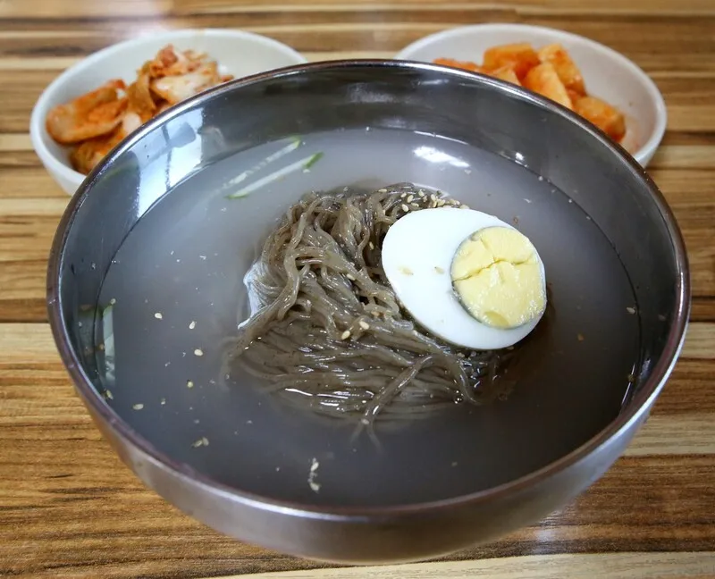 백령도 ‘시골냉면’의 메밀냉면. 김선식 기자