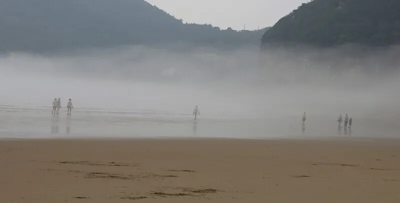 해무가 불어오는 모래울해변 풍경. 김선식 기자