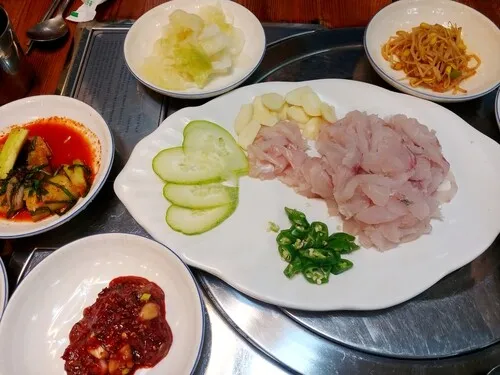 대청도 ‘솔밭나루터펜션식당’ 자연산 우럭회. 김선식 기자