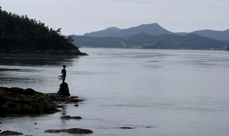 울돌목 우수영관광지에서 본 이순신 동상. 김선식 기자