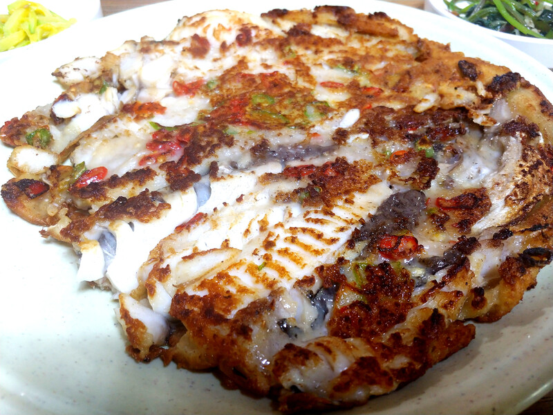 가야시장에 있는 ‘진이식당’ 메뉴 중 명태전. 김선식 기자