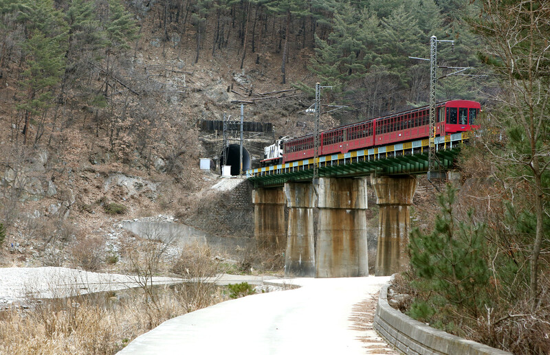 지난 12월26일 비동 승강장에서 터널로 돌진하고 있는 백두대간 협곡열차. 김선식 기자