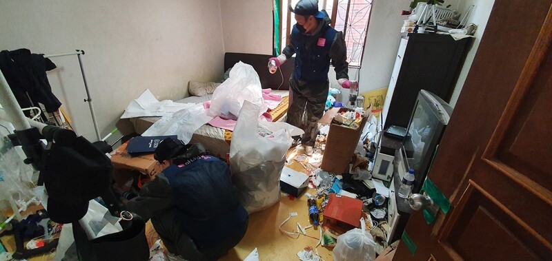 지난 16일 ‘클린어벤져스’가 한 가정집을 청소하는 모습. 사진 클린어벤져스 제공