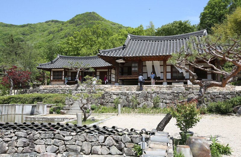 오성 한옥마을 ‘아원’ 고택. 1740년께 지은 경남 진주 고택의 사랑채(오른쪽)와 안채를 옮겨 왔다. 김선식 기자