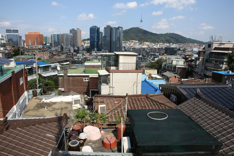 서울 청파동 1가 골목길을 걷다가 발견한 전망 좋은 곳. 김선식 기자