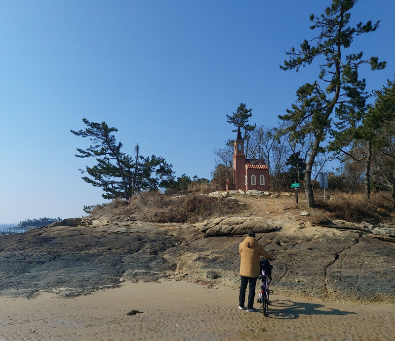 소악도 딴섬 ‘가룟 유다의 집’으로 가는 백사장 길. 간조 즈음 길이 열린다. 김선식 기자