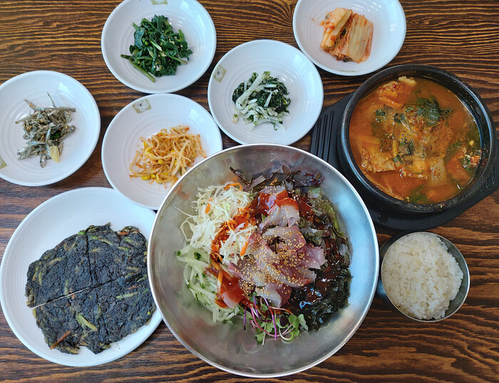 ‘동산횟집’의 회덮밥. 김선식 기자