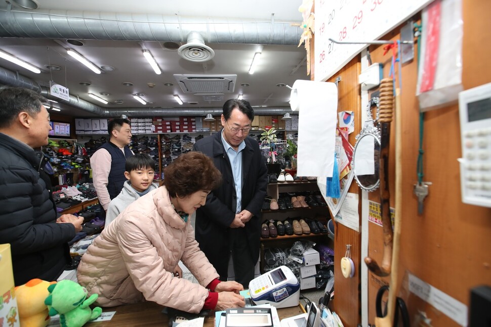 정명근 화성시장이 지난 1월 지역화폐 설맞이 소비 촉진 주간을 맞아 전통시장에서 지역화폐를 사용해 물품을 구매하고 있다. 화성시 제공