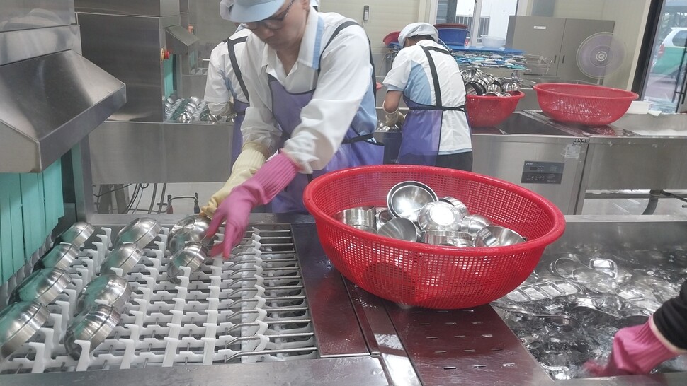 경남 김해시 외동에 있는 김해지역자활센터 온새미로의 사업장에서 직원이 장례식장에서 사용하는 다용도 식기를 씻고 있다. 김해시에서는 환경을 위해 다회용품 사용을 확대하고, 동시에 취약계층의 일자리 창출이라는 두 가지 정책 목표가 함께 추진되고 있다. 김해지역자활센터 제공.