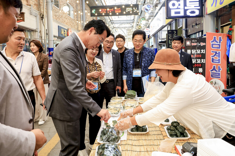 화성시는 외적 경제 성장과 더불어 시민 삶의 질 향상을 중요한 목표로 삼고 균형 있는 발전을 추진한다. 지역화폐를 마중물로 삼아 지역 경제 성과가 시민 대다수에게 공정하게 돌아가도록 구조를 설계하고 있다. 추석 연휴를 앞두고 정명근 화성시장이 사강시장을 찾았다. 화성시 제공.