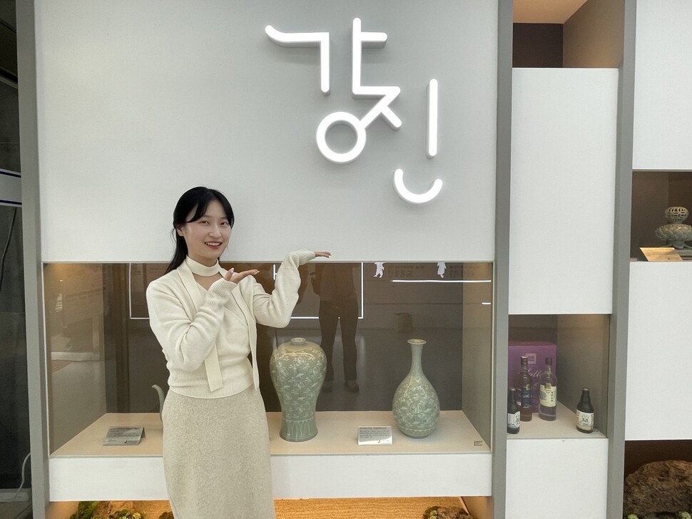 강진 반값여행 담당자인 문화관광과 김지혜씨가 한겨레와 인터뷰한 뒤 전남 강진군 강진읍 남성리 강진군청 입구에서 기념사진을 찍고 있다. 2024년 7월 강진 반값여행 성적이 저조했을 때 그는 온·오프라인 홍보에 뛰어들어 변화를 이끌었다.