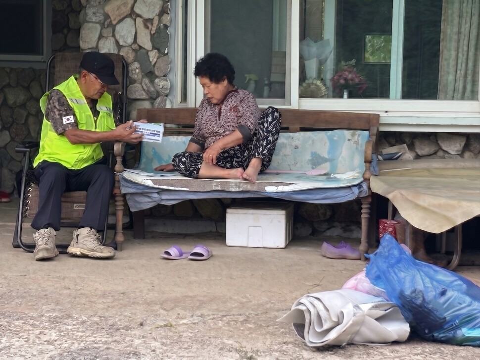 모아짱’ 최종화(왼쪽)씨가 쓰레기를 수거하며 주민과 이야기를 나누고 있다. 최씨는 차가 없거나 거동이 불편해 쓰레기를 집하장까지 옮기기 어려운 가구의 쓰레기를 수거한다. 집 앞에 봉투가 없으면 전화를 걸어 안부를 확인하고 수거 길에 마을 소식도 전한다.