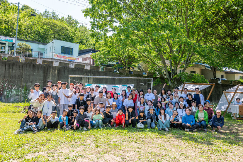 마카모디는 2014년 프리마켓을 경주 청년들과 로컬 크리에이터들이 모여 만든 생산자 마켓으로 발전시켰다. 경북 경주시 산내면의 산골 폐교 등에서 직접 만든 수공예품, 지역 농산물, 먹거리를 선보이는 작은 축제를 매년 열고 있다. 마카모디 제공.