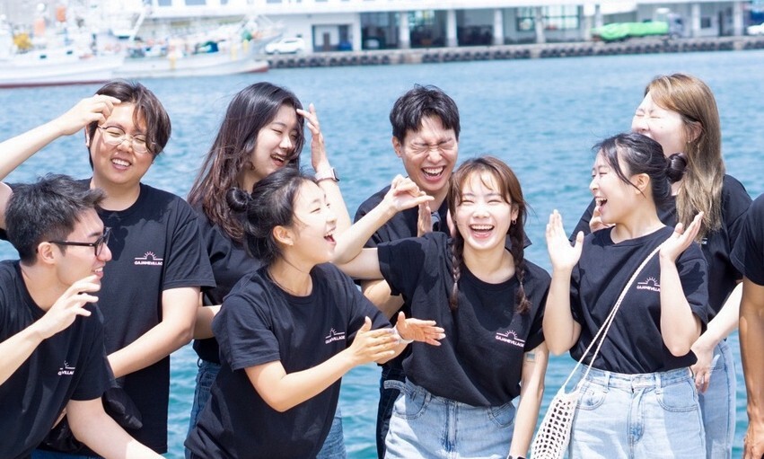 경주시 감포읍 ‘가자미 마을’에서 지역 브랜딩과 로컬 콘텐츠를 기획하는 ‘가자미상사’ 프로젝트에 참여한 청년들이 활짝 웃고 있다. 가자미 마을은 2022년 행정안전부 청년마을에 선정됐다. 마카모디 제공.