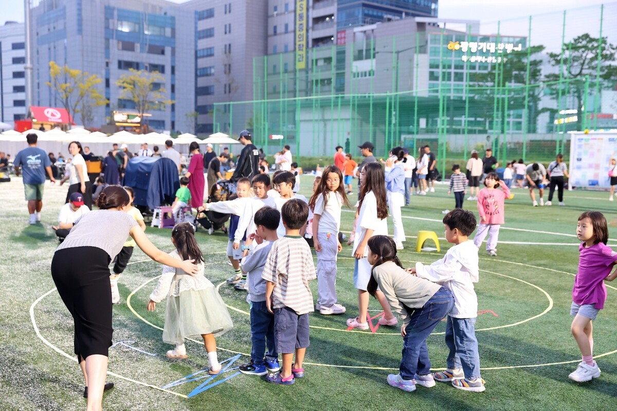 지난달 11~13일 경기 광명시 광명시민운동장 일대에서 열린 광명마당극축제에서 어린이와 시민들이 놀이 프로그램에 참여하고 있다. 광명시 제공
